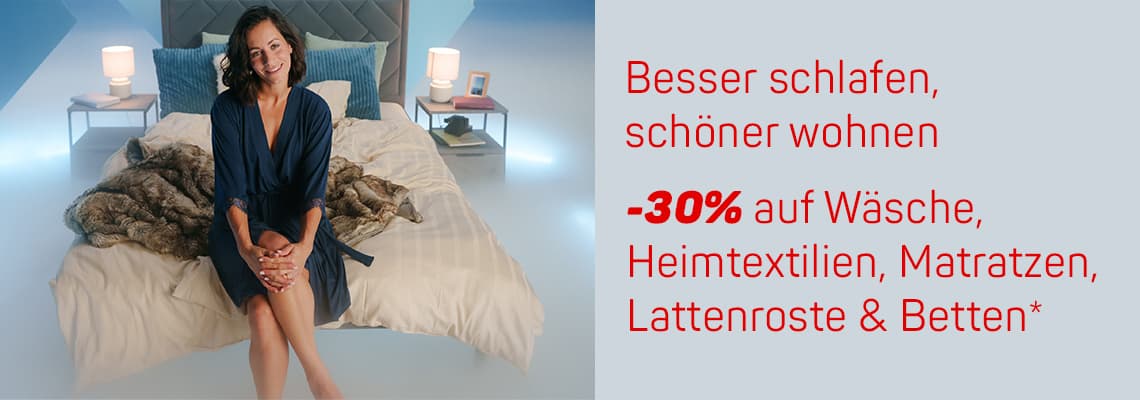 -30% auf Wäsche, Heimtextilien, Matratzen, Lattenroste & Betten – Frau in dunklem Bademantel sitzt auf einem Bett