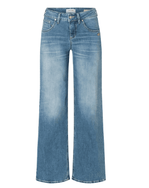 Hellblaue Jeans mit weitem Bein und leicht ausgewaschenen Partien, frontal vor weißem Hintergrund gezeigt