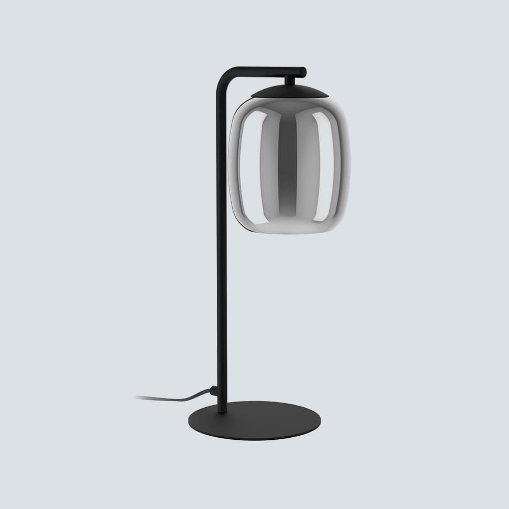 Moderne Tischlampe mit schwarzem Gestell und silbernem, kugelförmigem Lampenschirm, Kabel liegt auf dem Tisch.