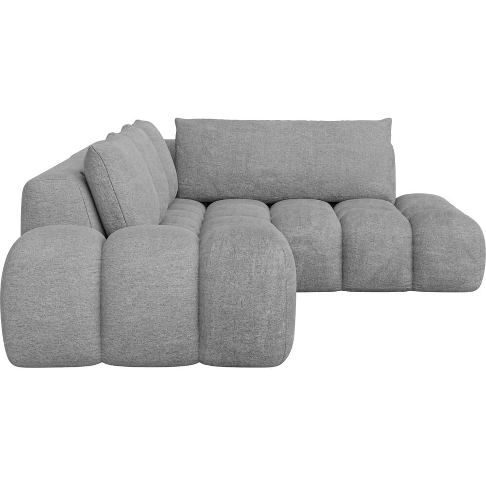 Graues Sofa mit breiten, gepolsterten Sitzflächen und einer Ottomane auf der rechten Seite