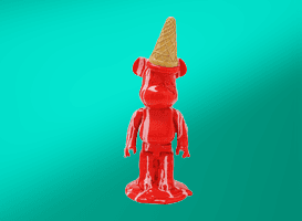 Rote Bärenfigur mit übergestülpter Eiswaffel auf dem Kopf vor türkisfarbenem Hintergrund