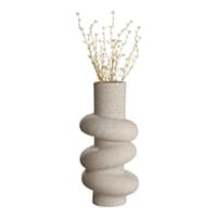 Skulpturale, helle Vase mit spiraliger Mitte, befüllt mit feinen, getrockneten Zweigen