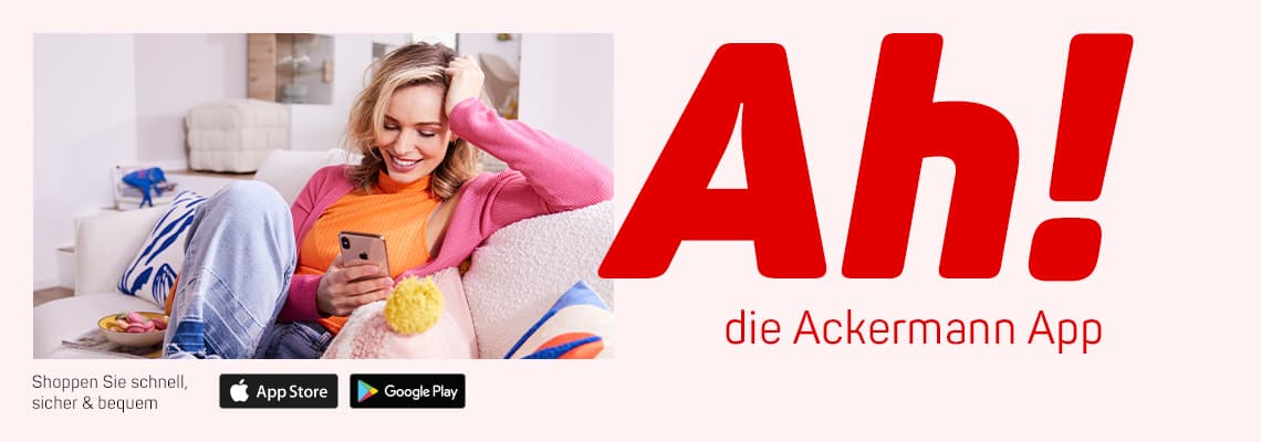 Ah! die Ackermann App – Person liegt entspannt auf Sofa und bedient Smartphone, App Store und Google Play Logos