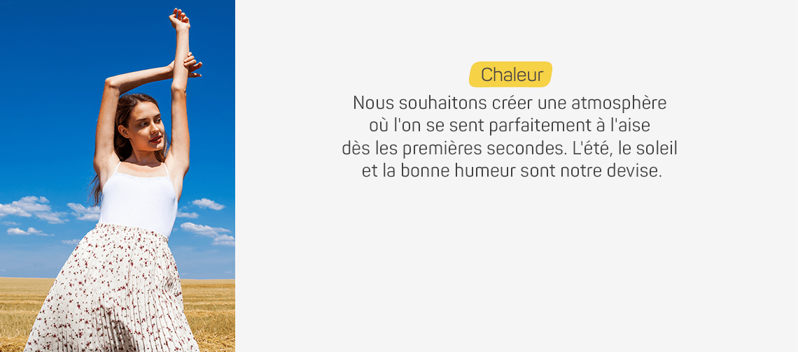 Chaleur – Femme debout dans un champ, bras levés vers le ciel bleu, texte sur ambiance estivale et ensoleillée