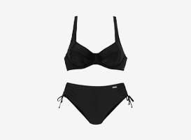 Schwarzes Bikini-Set mit Bügel-Top und klassischer Hose mit seitlichen Bändern auf weißem Hintergrund