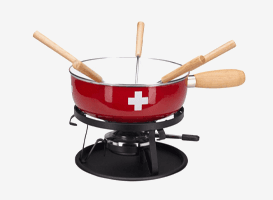 Rotes Fondue-Set mit weißem Kreuz, vier Spießen mit Holzgriffen und schwarzem Rechaud darunter