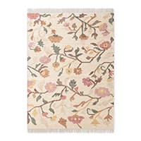 Teppich mit Blumenmuster in Rosa, Grün und Orange auf hellem Hintergrund.