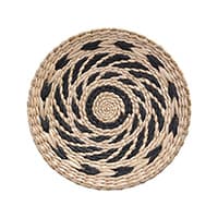Runder geflochtener Korbuntersetzer mit spiralförmigem schwarzen Muster.