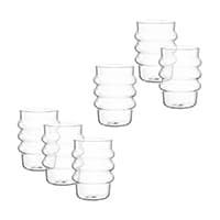 Sechs transparente Trinkgläser mit wellenförmigem Design in zwei Gruppen angeordnet.