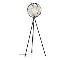 Moderne Stehlampe mit rundem Lampenschirm auf dreibeinigem Gestell.