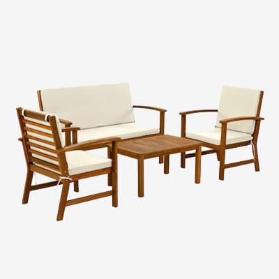 Gartenmöbel-Set mit Sofa, zwei Sesseln und rechteckigem Tisch, alle mit hellen Polstern auf Holzgestellen