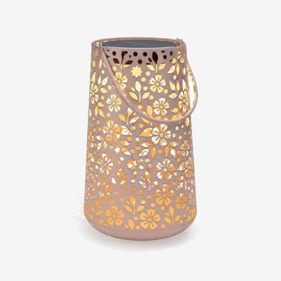 Zylindrische Laterne mit floralem Lochmuster und Henkel, warmes Licht scheint durch die Blumenornamente