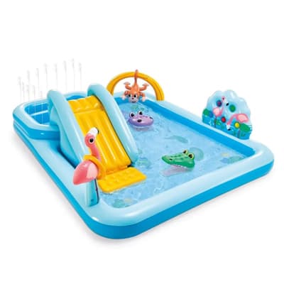 Blaues Kinderplanschbecken mit gelber Rutsche und bunten Tierfiguren wie Flamingo, Krokodil und Nilpferd im Wasser