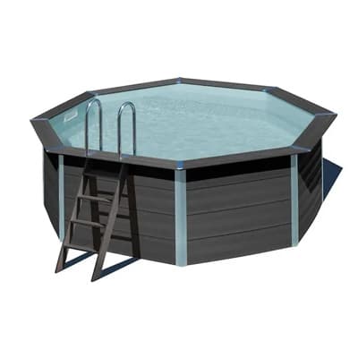 Achteckiger Aufstellpool mit Wasserfüllung und Metallleiter an der Außenseite