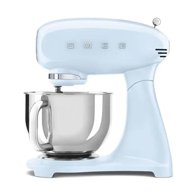 Himmelblaue SMEG-Küchenmaschine mit silberner Rührschüssel, seitliche Ansicht.