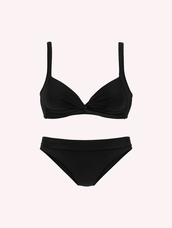 Schwarzes Bikinioberteil im Triangel-Schnitt mit Nackenträgern und kleinem Zier-Ring zwischen den Cups