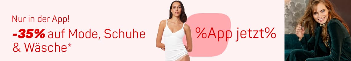 Nur in der App: 35 % auf Mode, Schuhe und Wäsche – Frau in weißem Top steht, daneben Frau im dunklen Outfit auf Sofa