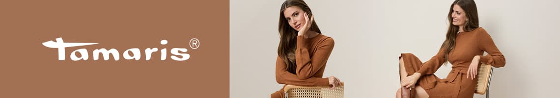 Logo Tamaris à gauche, femme assise en robe pull marron sur chaise en rotin à droite