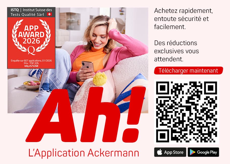 Ah! L’Application Ackermann – femme sur canapé utilisant son smartphone, QR code et boutons App Store et Google Play