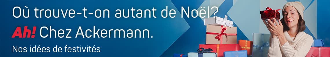 Wo gibt's denn so viel Weihnachten? Bei Ackermann. Unsere festlichen Ideen – Frau hält Geschenk, umgeben von bunten Paketen