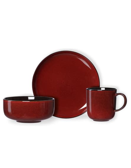 Rotbraunes Geschirrset bestehend aus einem Teller, einer Schüssel und einer Tasse mit Henkel