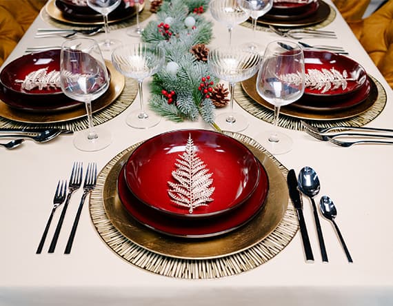 Dreistöckige Etagere mit runden Ebenen und zentralem Ständer, ideal zum Präsentieren von Gebäck oder Snacks