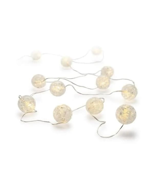 LED-Lichterkette mit warmweißen, kugelförmigen Lampen auf weißem Hintergrund