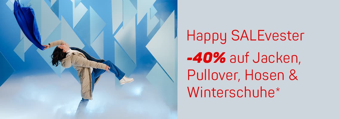 Happy SALEvester -40% auf Jacken, Pullover, Hosen & Winterschuhe. Frau in Winterkleidung wirft blauen Schal in die Luft.