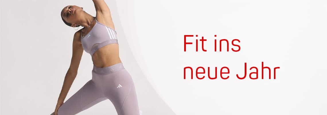 Fit ins neue Jahr – Frau in sportlicher Pose mit lila Sport-BH und Leggings.