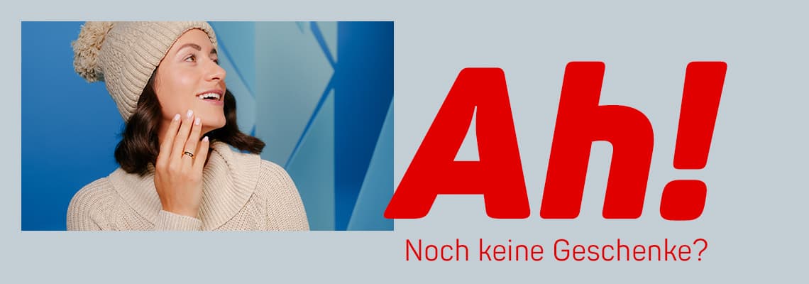 Noch keine Geschenke? Frau in beigem Strickpullover und Mütze, hält ihre Hand ans Gesicht, blauer Hintergrund