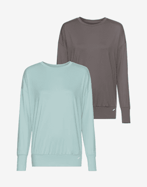 Zwei langärmlige Sportshirts, einer in Hellblau und einer in Dunkelgrau, nebeneinander.