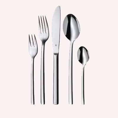 Beiges und blaues Geschirrset mit Tassen, Schalen und Tellern, aufeinander gestapelt und nebeneinander angeordnet.