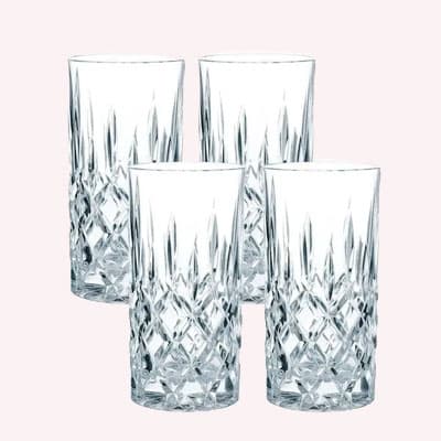 Beiges und blaues Geschirrset mit Tassen, Schalen und Tellern, aufeinander gestapelt und nebeneinander angeordnet.