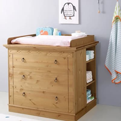 Kompakter Schreibtisch mit Laptop und Lampe in hellem Raum, grauer Stuhl mit weißem Hemd, Tasche auf dem Boden, Fenster links