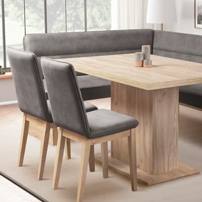 Modernes Badezimmer mit weißem Waschbecken, großem Spiegel, Kaktus und hängendem Bademantel vor grauer Wand