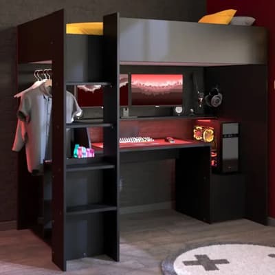 Moderne Küche mit grauen Schränken, Holz-Esstisch, rosa Stühlen und weißen Lampen. Pflanzen und Geschirr auf den Arbeitsflächen.