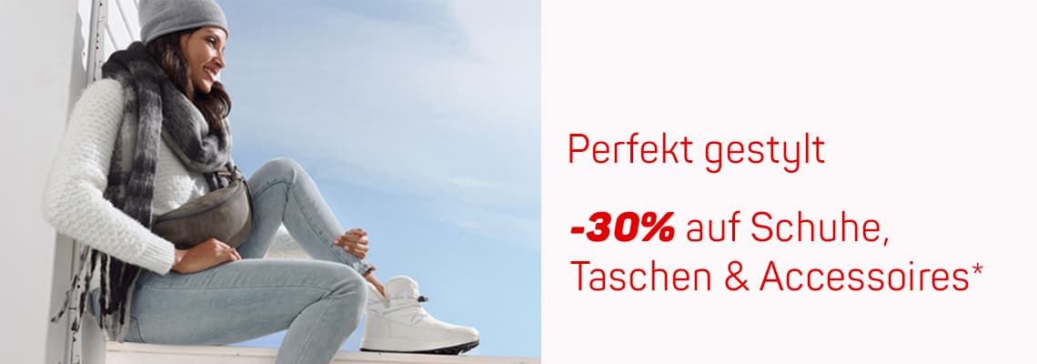 -30% auf Schuhe, Taschen & Accessoires – Frau in Winterkleidung sitzt draußen auf Treppe