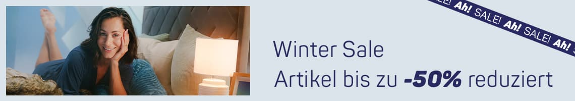 Winter Sale - Artikel bis zu -50% reduziert – Person in beiger Jacke wird spielerisch gezogen