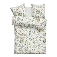 Bettwäsche-Set mit floralem Muster in Grün und Rosa, bestehend aus Decke und zwei Kissen auf weißem Hintergrund.