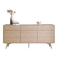 Beige Sideboard mit Dekorationen, darunter Blumen, Bücher und eine Schale.