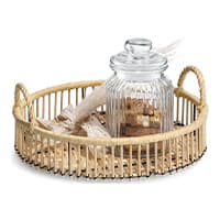 Runder Korb mit Griffen, darin ein Glasbehälter mit Holzstückchen und Deko-Elementen.