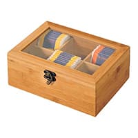 Boîte à thé en bois avec couvercle transparent, contenant des sachets de thé multicolores.