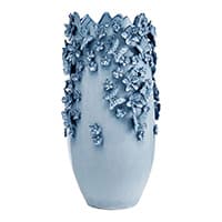 Hohe blaue Vase mit floralen Verzierungen am oberen Rand.