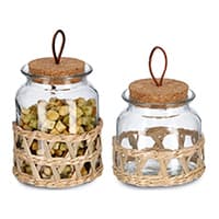 Zwei Glasgefäße mit Korkdeckeln und Korbgeflecht, eines gefüllt mit getrockneten Kräutern.