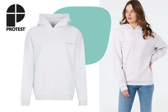 Weißer Hoodie mit dezenter Schrift vorne, Frau trägt ihn mit blauen Jeans.