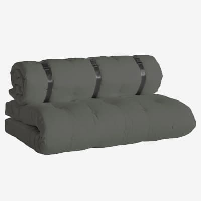 Dunkelgraue, zusammengerollte Futonmatratze mit zwei Gurten fixiert, aufeinandergelegt vor hellem Hintergrund