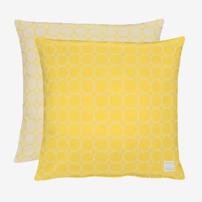 Zwei quadratische Kissen mit gelbem Kreis-Muster, eines kräftig gelb vorne, eines hell im Hintergrund