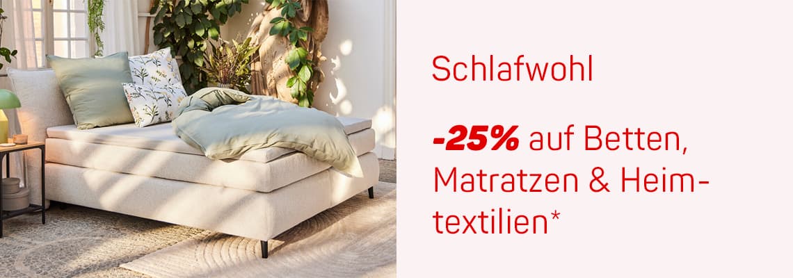 -25% auf Betten, Matratzen & Heimtextilien – Schlafzimmer mit gemütlichem Bett, grüner Bettwäsche und Pflanzen