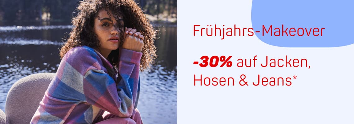 Frühjahrs-Makeover - 30% auf Jacken, Hosen & Jeans. Person sitzt am See und trägt einen bunten Pullover.