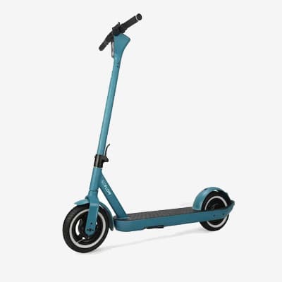 Trottinette électrique bleu turquoise avec guidon noir et roue arrière plus grande, vue de côté sur fond blanc